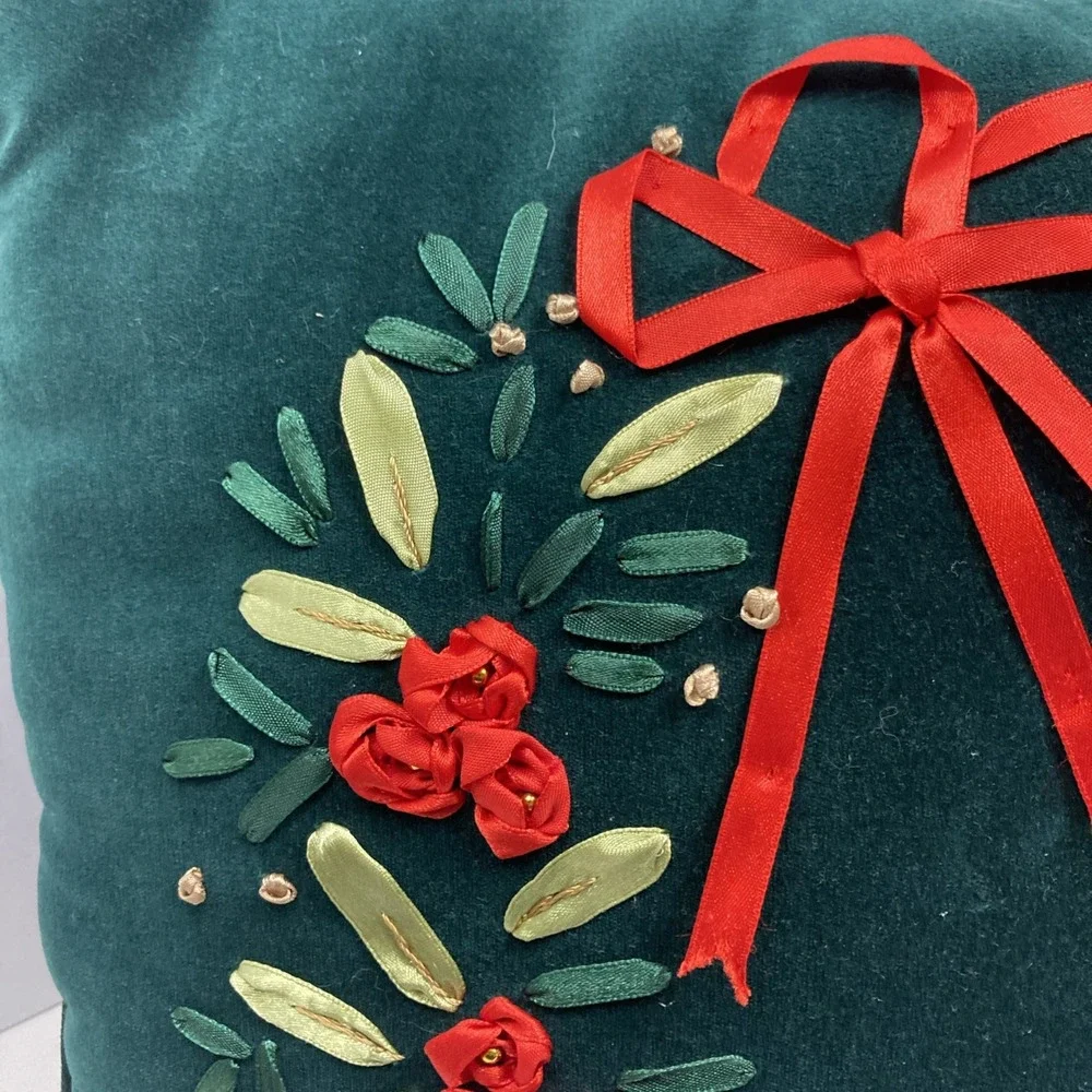 Vtg Velvet Green Embroidery & Ribbon Flowers‎ Christmas Wreath Pillow 15